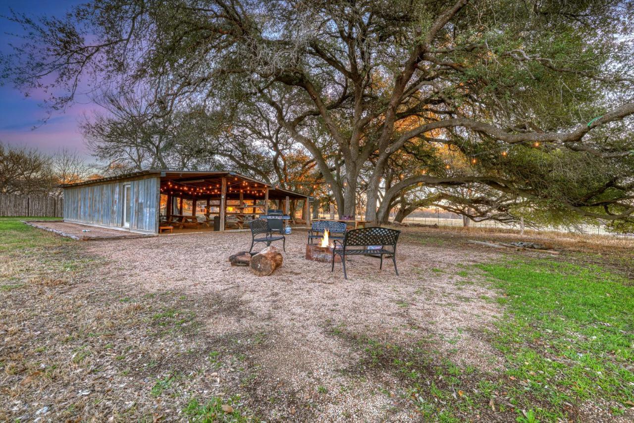 Olive St Ranch With Hottub-Grill And Party Barn Villa Fredericksburg Exterior photo